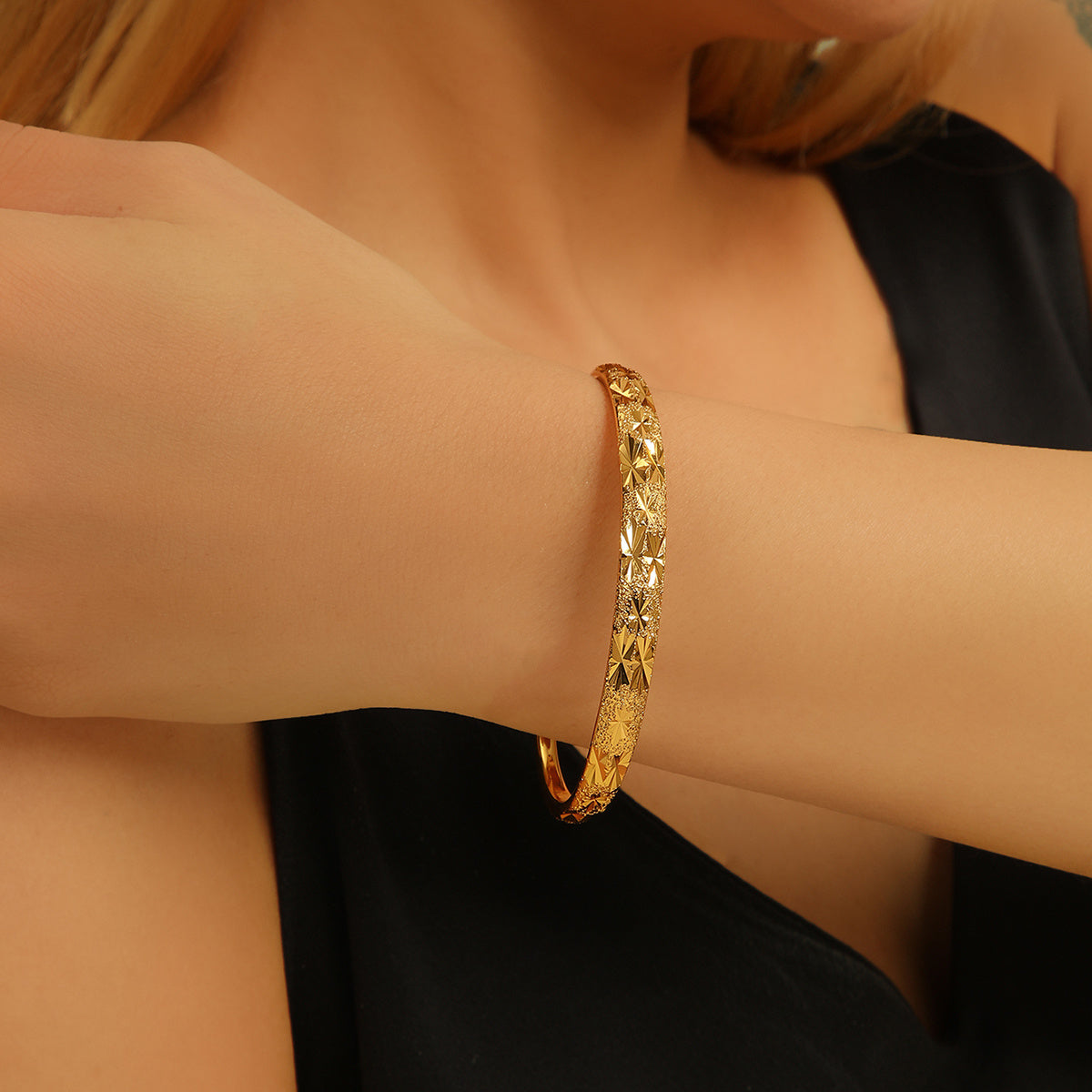 Bracelet Soleil Doré – Vintage Gold Pattern Cuff