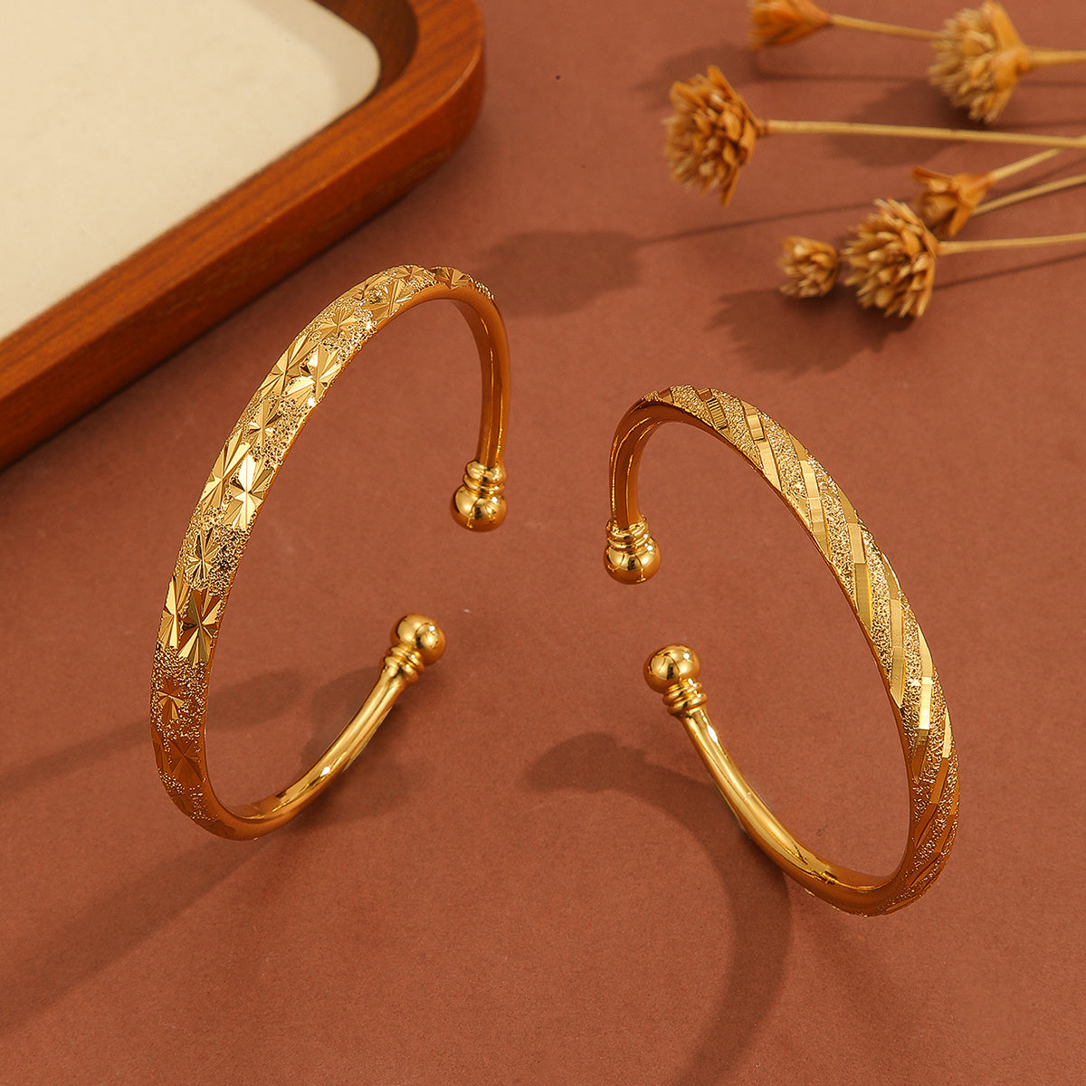Bracelet Soleil Doré – Vintage Gold Pattern Cuff
