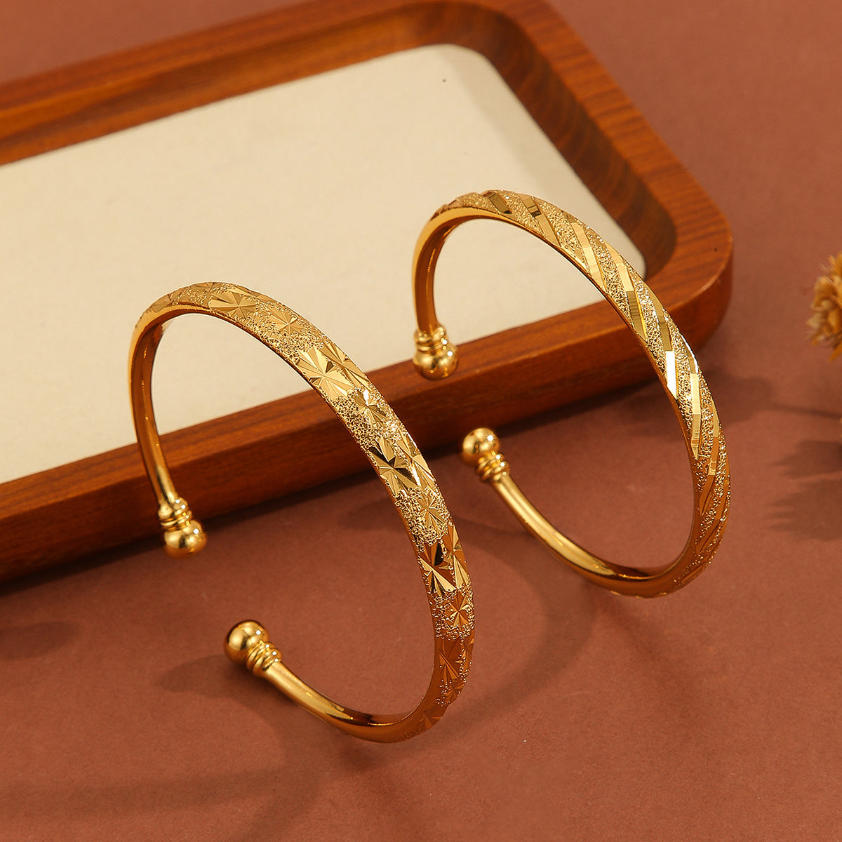 Bracelet Soleil Doré – Vintage Gold Pattern Cuff
