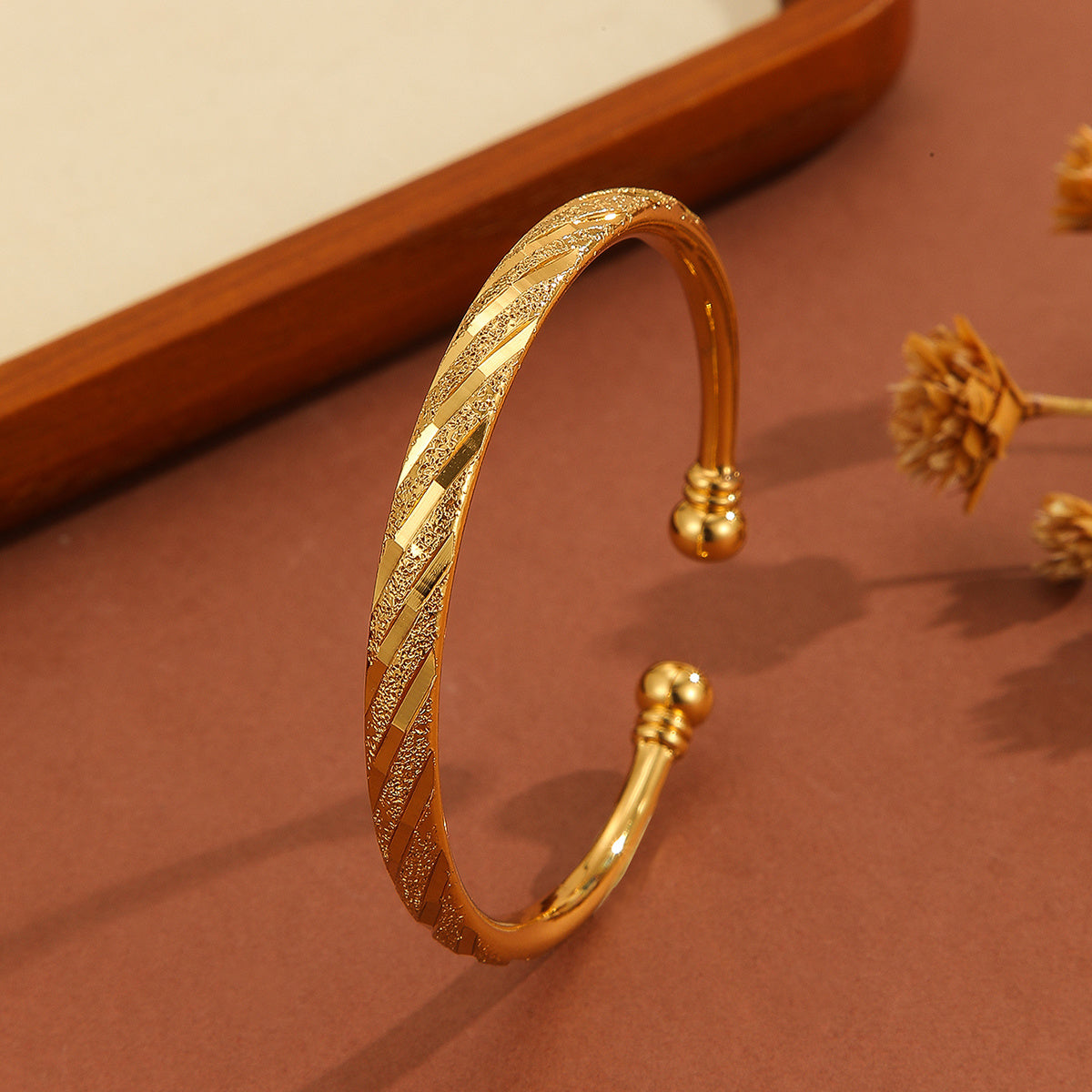 Bracelet Soleil Doré – Vintage Gold Pattern Cuff