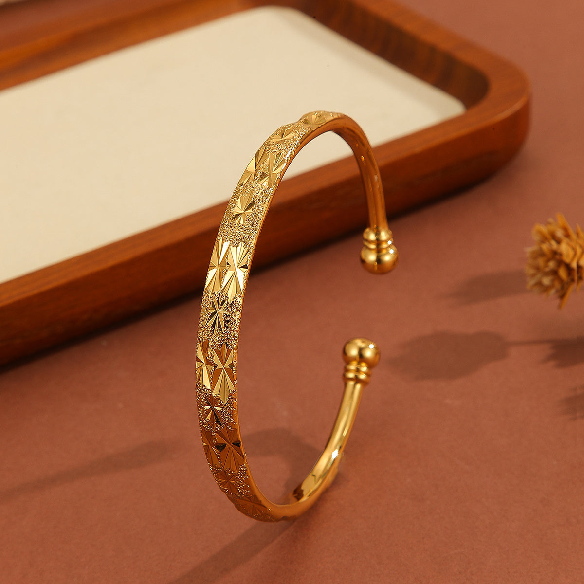 Bracelet Soleil Doré – Vintage Gold Pattern Cuff